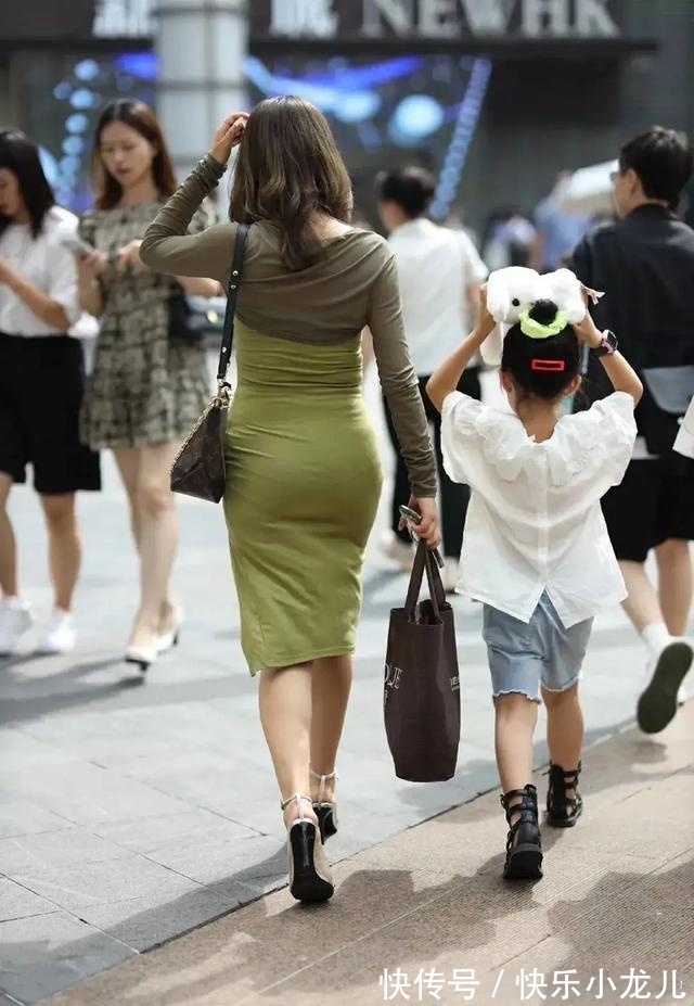 小衫 草绿色的修身连衣裙外搭深绿色的短款小衫,尽显曼妙的身姿