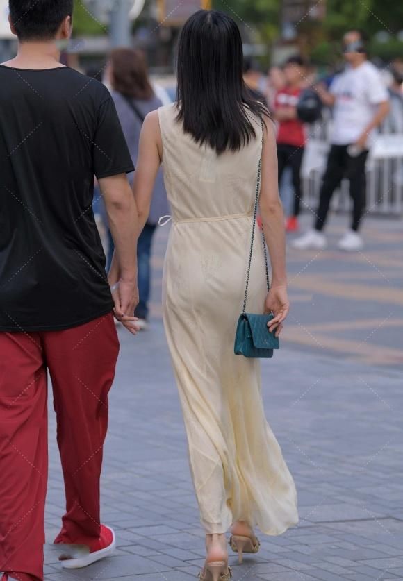 夏季穿搭背心裙，搭配细高跟鞋，清爽靓丽又显气质，优雅有韵味