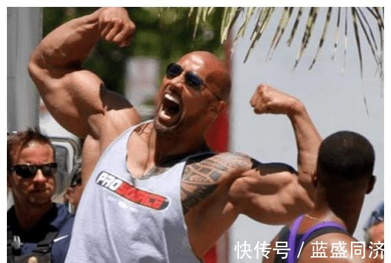 c罗|肌肉男在奥尼尔面前 那就是弟弟级别!强森被嘲笑 C罗显娇小!