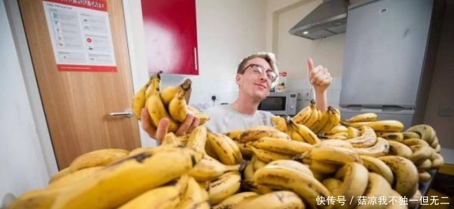 每周|英国小伙把香蕉当主食,不听医生的劝告,每周吃掉150根香蕉!