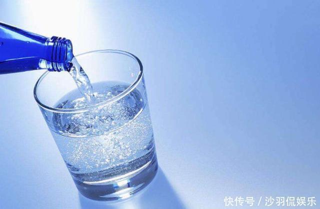 降尿酸的神器公布，苏打水并不排首位，敞开喝，尿酸回归正常