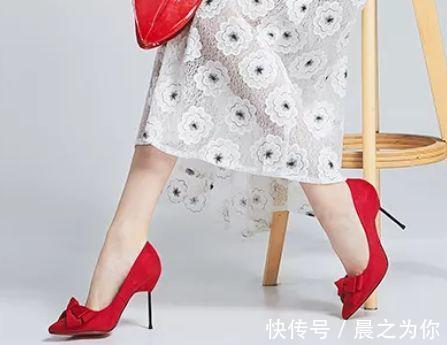 足尖 细跟鞋宛如夜空中的繁星,让光彩在你的足尖绽放!