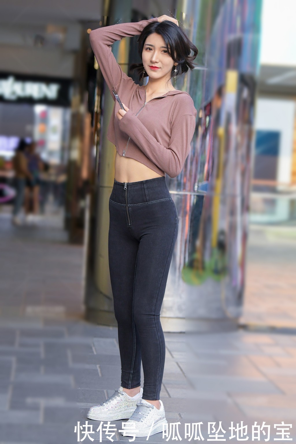 牛仔裤+针织衫搭配小白鞋,休闲时尚,秋冬季这么穿又美又显瘦!