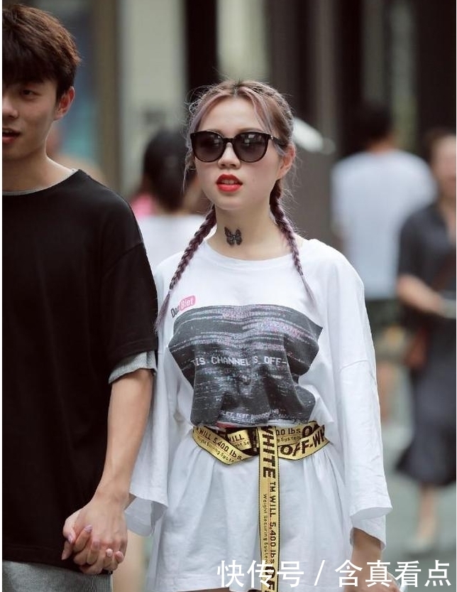 漂亮|街拍:漂亮的小姐姐和男朋友逛街,一个比一个性感时尚!