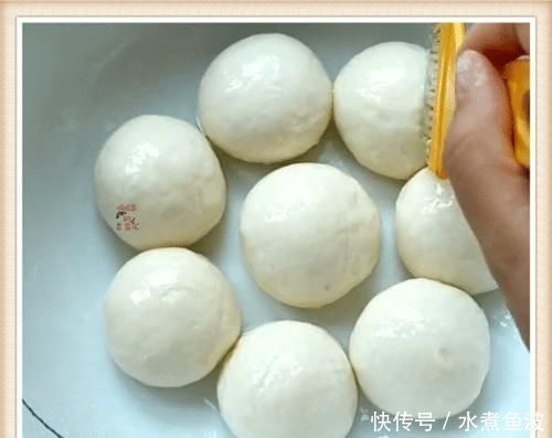 擀面杖|做鸡蛋饼别再搅面糊了，学学这个新做法，柔软透亮比纸薄，特筋道