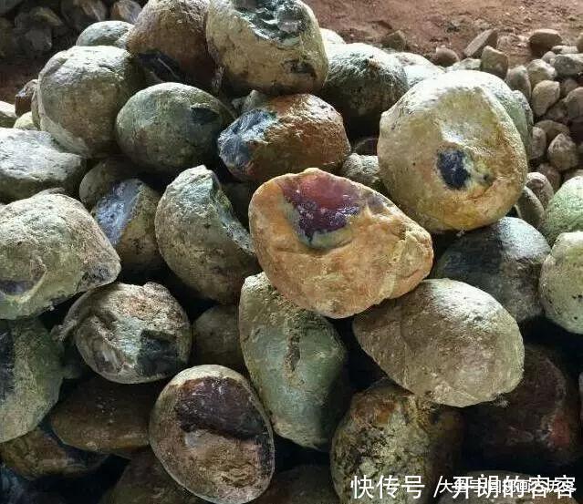 这个地方玛瑙已经泛滥,家家户户都用玛瑙砌墙!