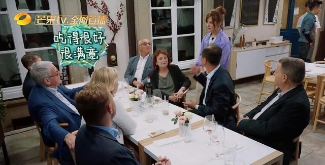 赵薇活动被抓拍,生图曝光真实颜值,这才是44岁女人的真实状态