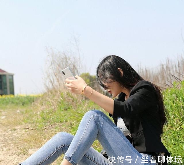 元素|牛仔裤加入破洞和不规则裤腿的元素，瞬间拥有个性的格调