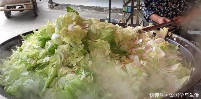 小吃|小哥街头卖“大锅”小吃,10元一份随便吃,食客吃完直打饱嗝!