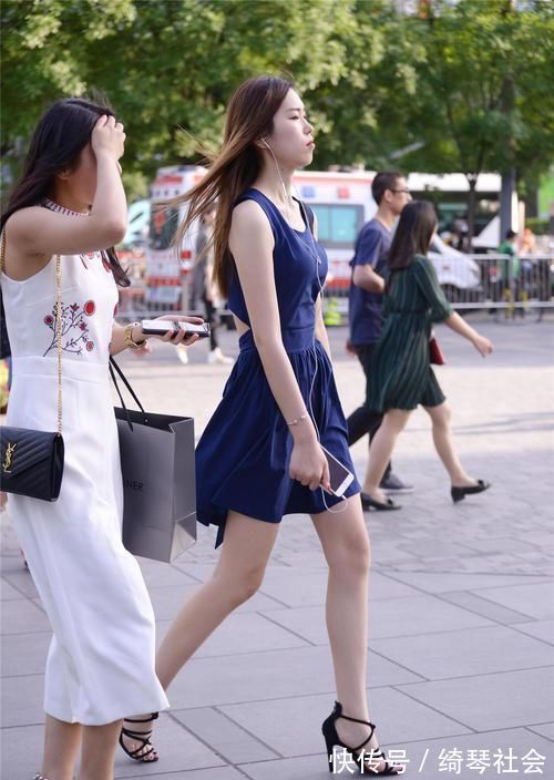 时髦 细高跟凉鞋搭配一款连衣裙,简单的服装穿出气质,搭配出时髦感