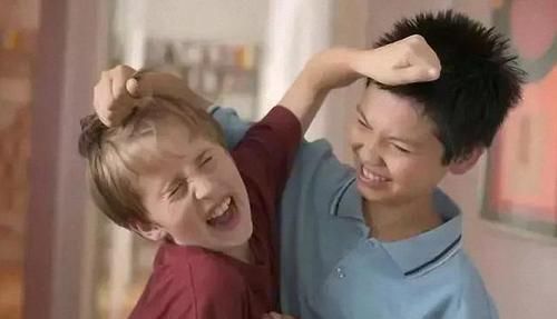 耳朵|男童耳朵难受,去检查才发现耳朵里长了蛆,有些恶作剧家长要制止