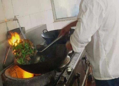 为什么饭店厨师炒菜几乎是用勺子不是铲子？服务员说出其中的秘密