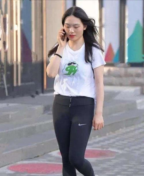 瑜伽裤美女,新颖的剪裁设计,还有气质!