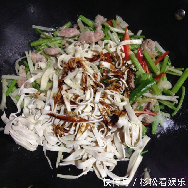 10分钟快手家常菜之芹菜炒千张,小孩子爱吃您还能不会吗