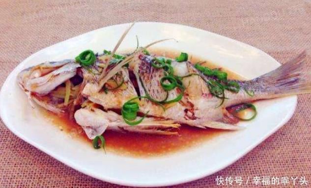 做清蒸鱼,全程不要用盐和料酒,学会厨师这一招,鱼肉鲜嫩无腥味