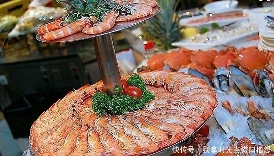 抹黑|女子国外吃自助餐,吃半被服务员赶走,你把国人的脸抹黑了