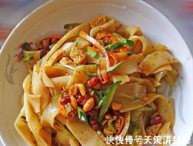 自制“凉皮”，用面粉还是淀粉？好多人弄错了，难怪不筋道