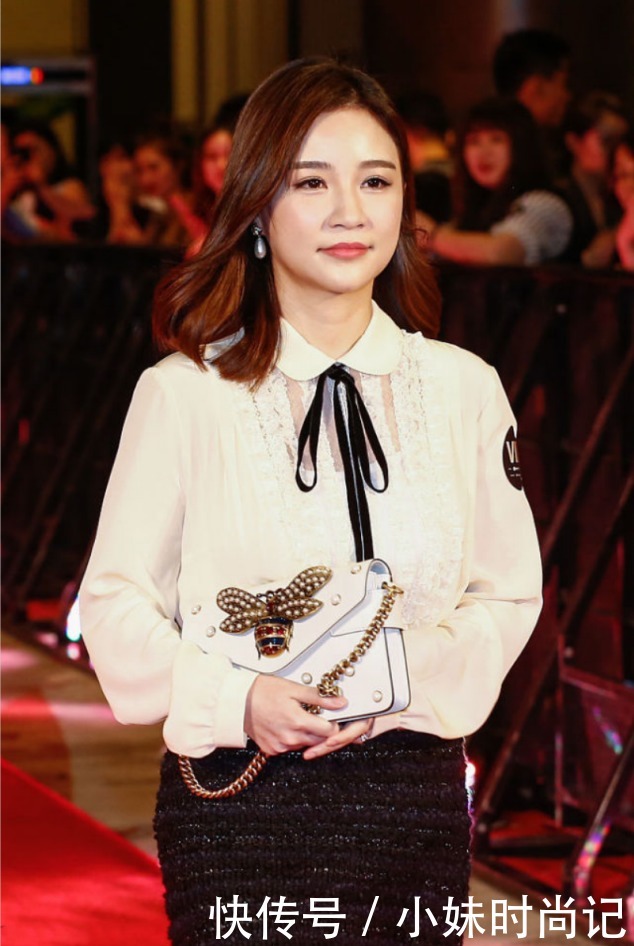 雪梨虽是网红出身,但穿着还挺大气,看来当了老板之后就是不一样