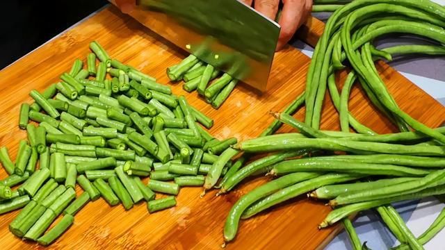 搅拌均匀|炒豆角时，牢记“2要点”，豆角不变色更入味，营养还不流失，香