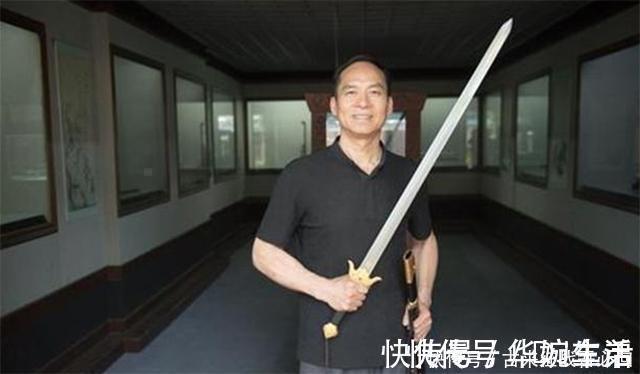 郑国荣#铸剑师郑国荣:第一把剑拍卖两万,第2把陨铁铸造,第3把赠金庸