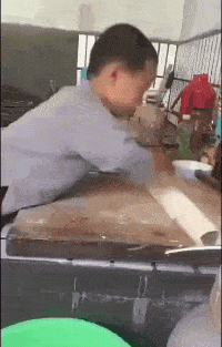 |搞笑GIF:相个亲居然没看清对方长啥样!