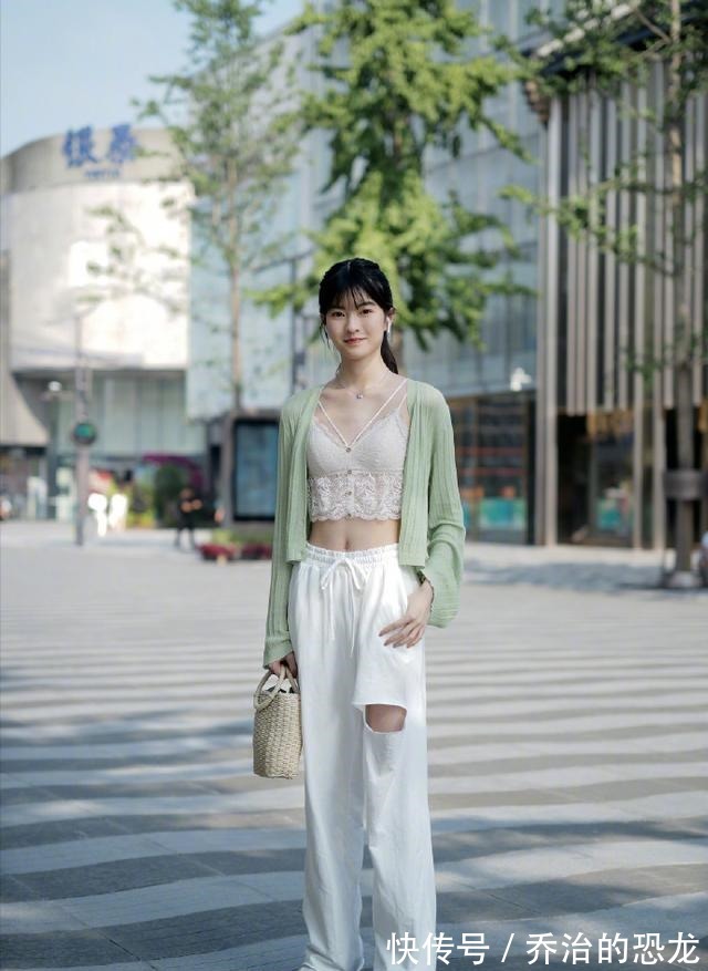 搭配 最近火了一种穿法“上下带点绿”，时髦显白，照着穿就对了！