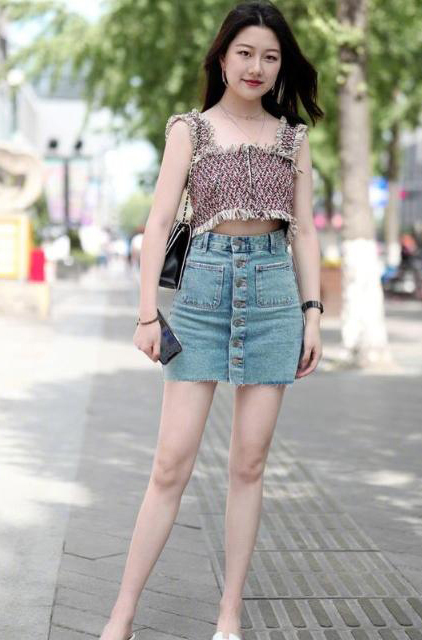 街拍:小姐姐的身材曲线很好,长相也十分清秀,美丽大方