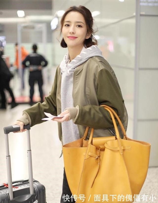 大长腿|佟丽娅真是太美了,一身红色运动套装休闲舒适,“漫画腿”抢镜!