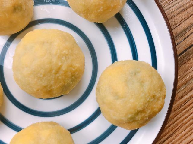 不用和面就能吃上菜团子，玉米面上滚一滚就下锅，皮薄馅多味道好