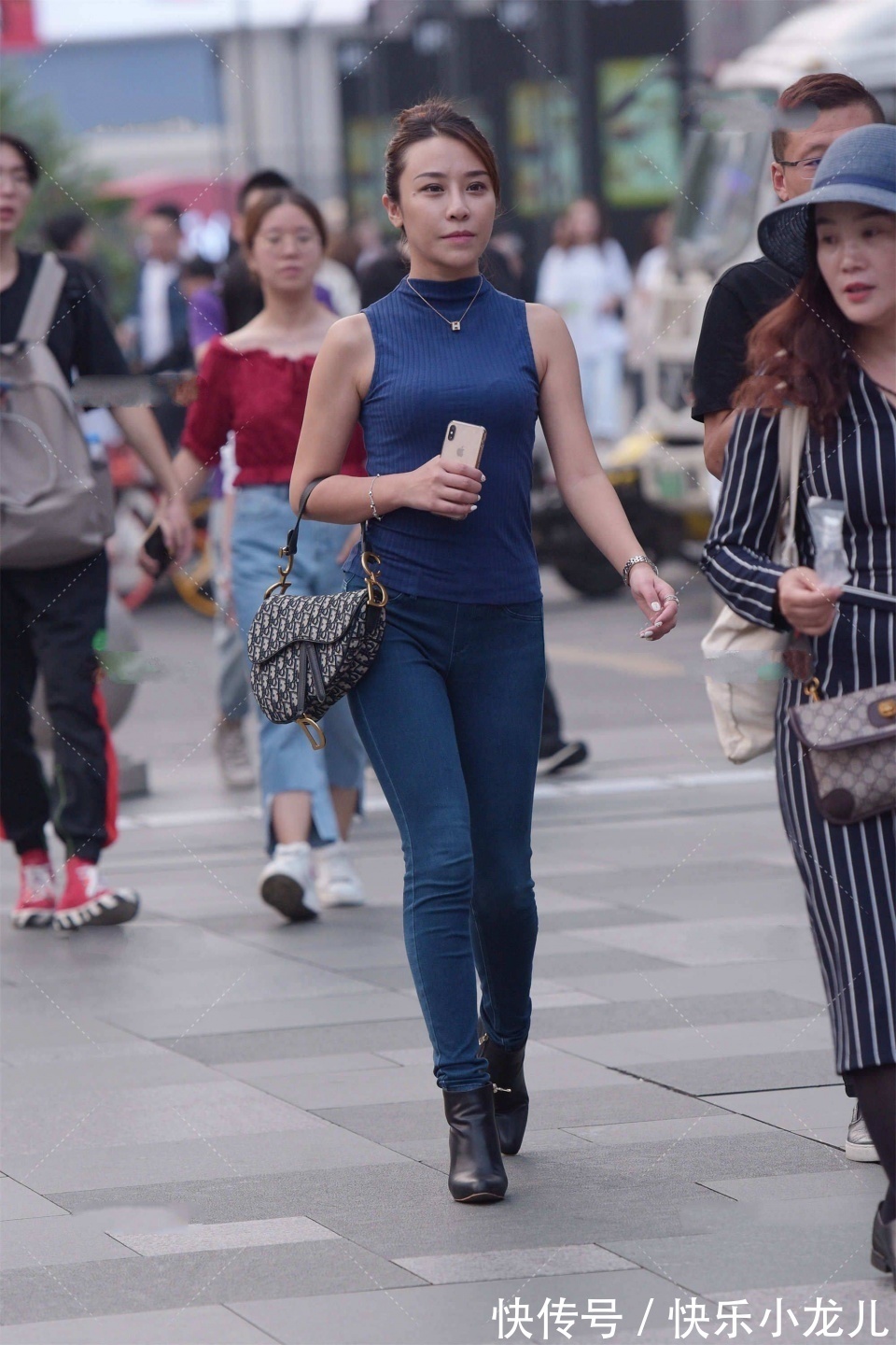深蓝色|小姐姐看上去年龄不小了,但是看上去还是很有气质,源于她时尚的穿搭