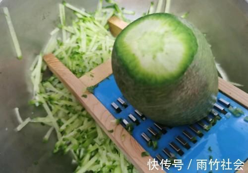 炸萝卜丸子怎么做才酥脆?牢记“4放2窍门”,丸子不散,蓬松酥脆