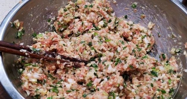 包白菜饺子时,记住老师傅的“2放2不放”,饺子鲜嫩多汁,特好吃