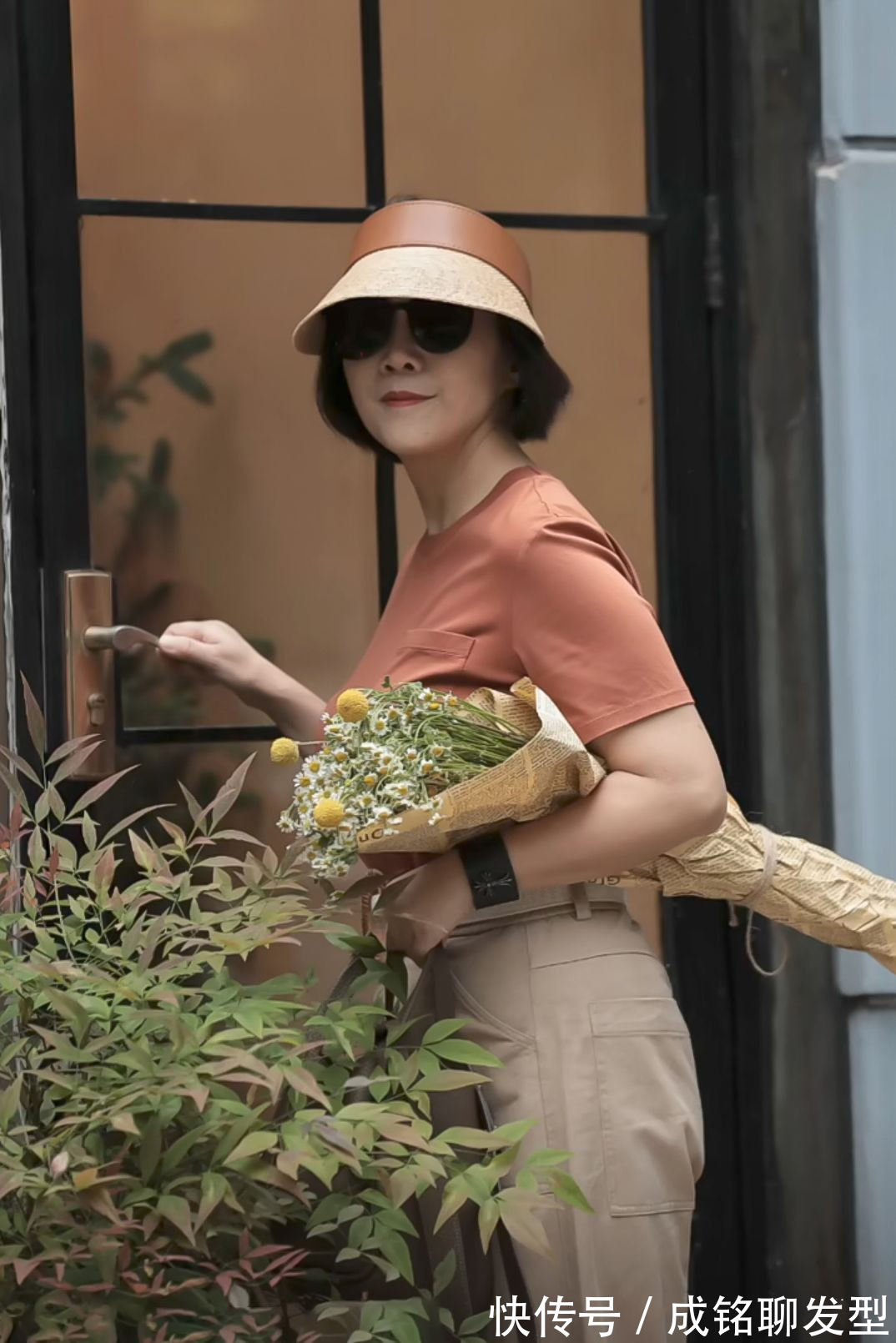 风衣|60岁女人入秋这样穿,简单随意的穿搭舒服又高雅,时尚减龄有格调