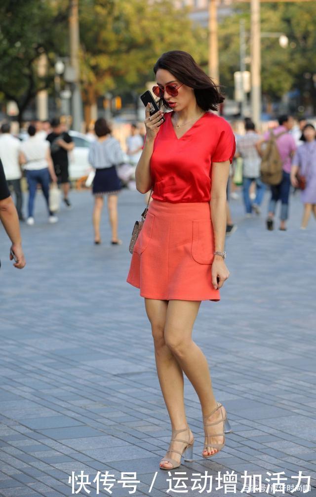 火红V领衬衫大胆搭配红色短裙，好看时尚，青春靓丽！