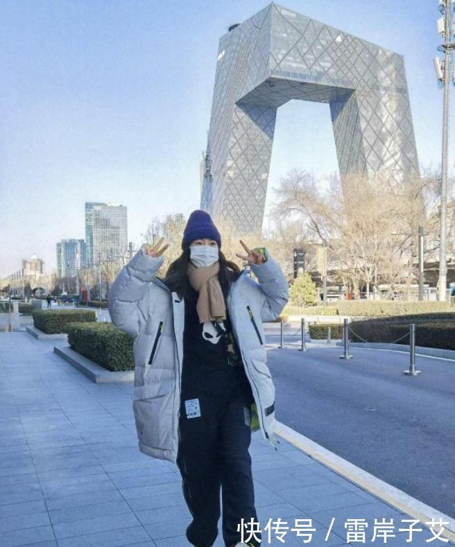 没想到刘雯还有这么可爱的一面,穿白色长款羽绒服,太接地气
