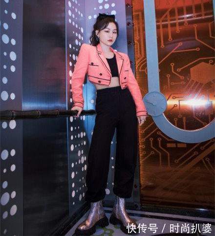 小蛮腰 金靖高美商让人服气!穿国货礼服让人惊喜,遇上满场女星也不输阵