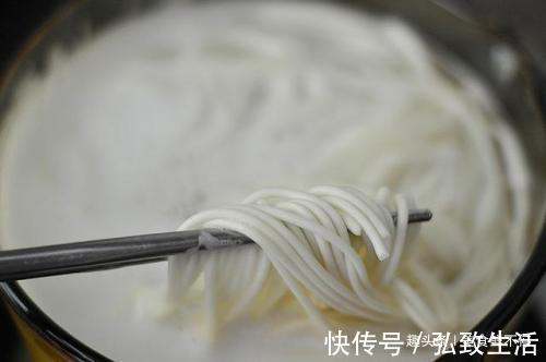 煮面条,最忌讳开水下锅,大厨透露出“秘诀”,面条劲道不结坨