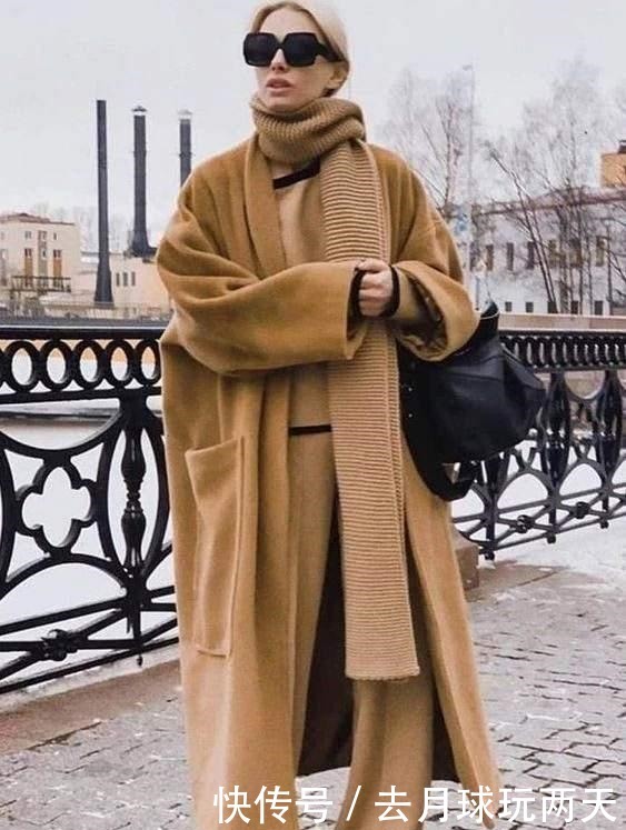 飙升|女人秋冬穿大衣时,建议这样“系围巾”,能让你时髦感飙升