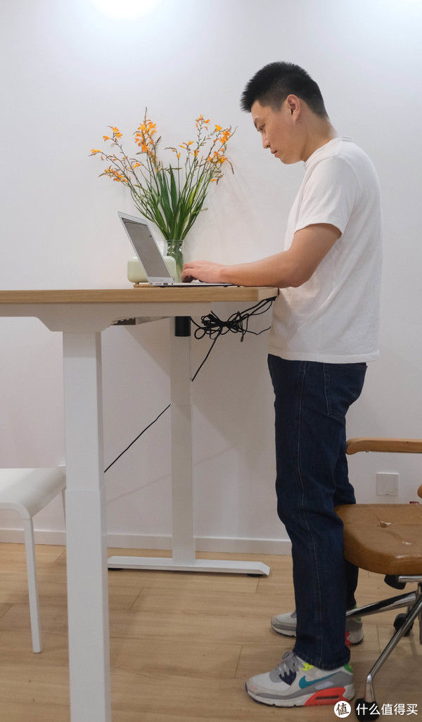 螺丝|家居改造：用电动升降桌打造我的居家办公小角落