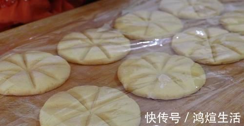 玉米面|玉米面倒进滚烫的牛奶里,一周吃7次孩子还嫌少,又软又香真解馋