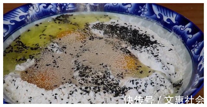 食用盐|鸡蛋别再炒着吃,加1把芝麻,这做法实在太香了,全家都爱吃