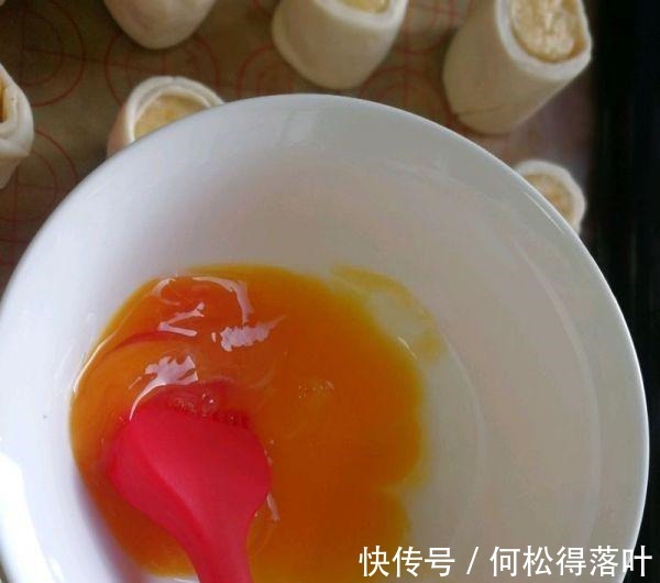 只要一张手抓饼和一根香蕉,就可以做出好吃的香蕉酥,快来试试吧!