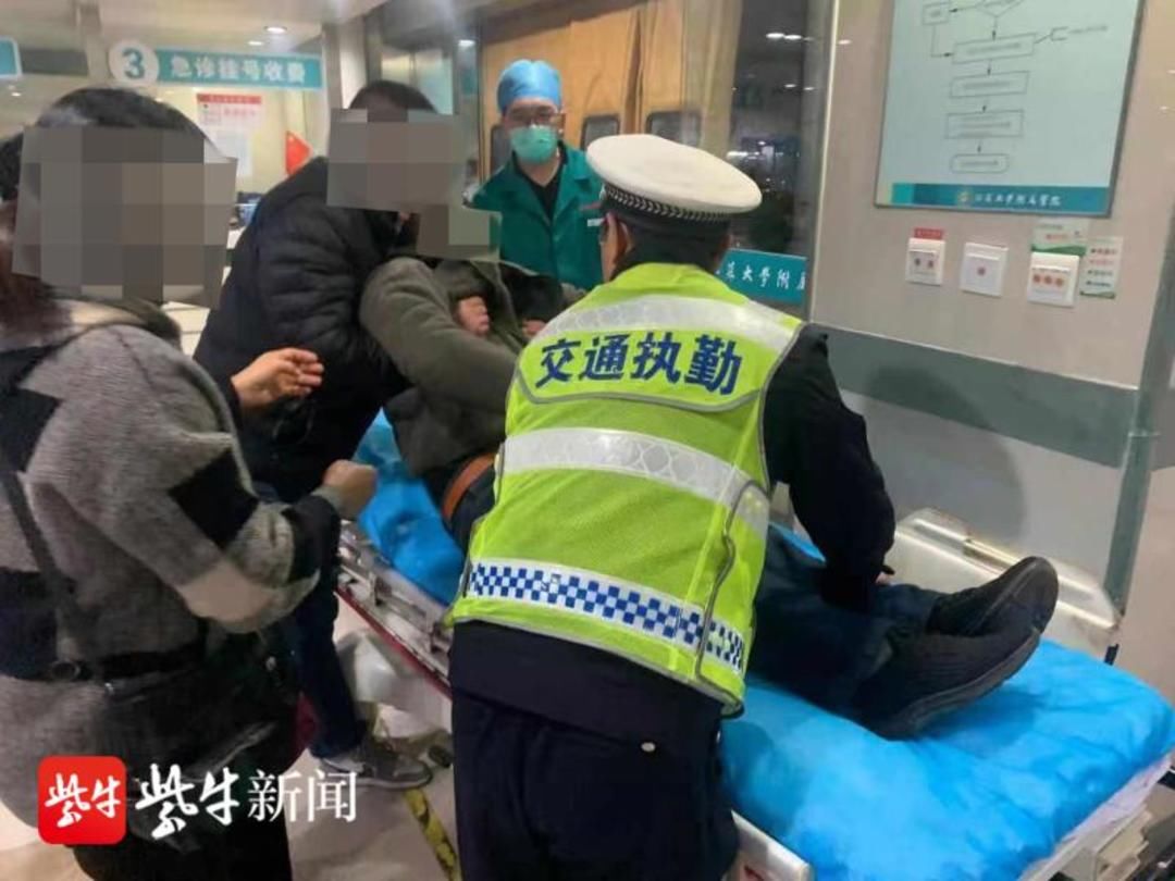 丹徒区|七旬老人腹部疼痛满车打滚 交警一路“狂飙”紧急送医