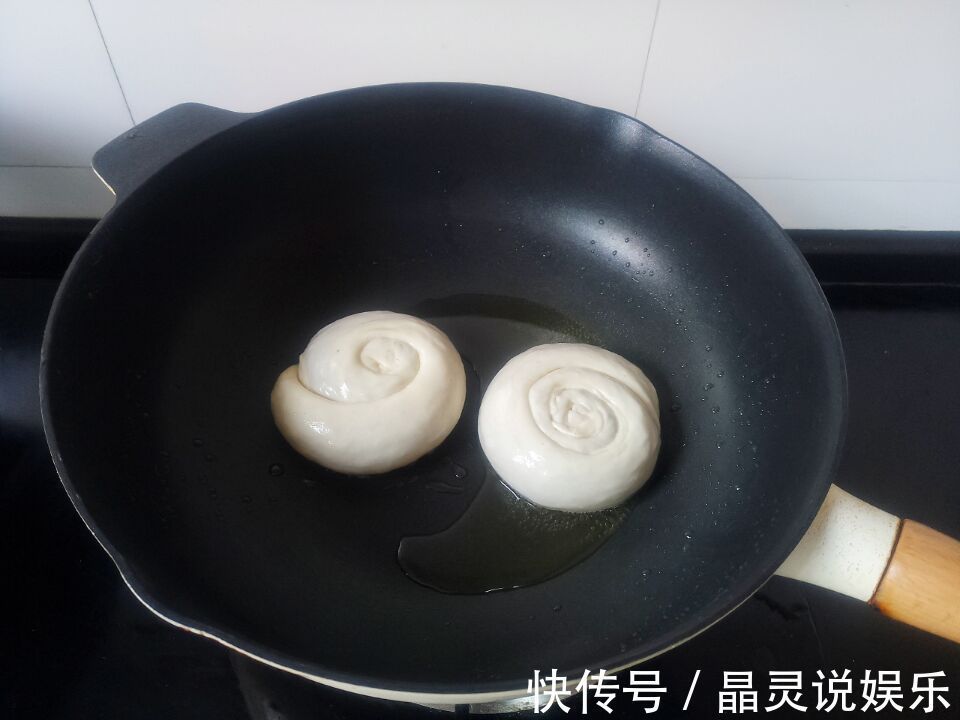 醒面时多加一步，做好的烙饼皮薄如纸，外脆里香，比买的还好吃