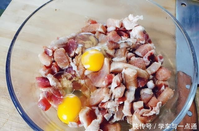 炸酥肉时,很容易出现“脱壳”现象,我来教你怎样解决这个问题