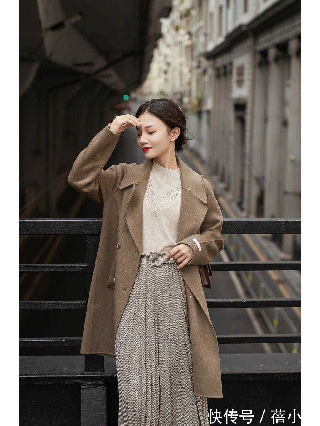 搭配|秋冬大衣建议少穿黑白灰,试试这2种“高级色”,时髦又显气质