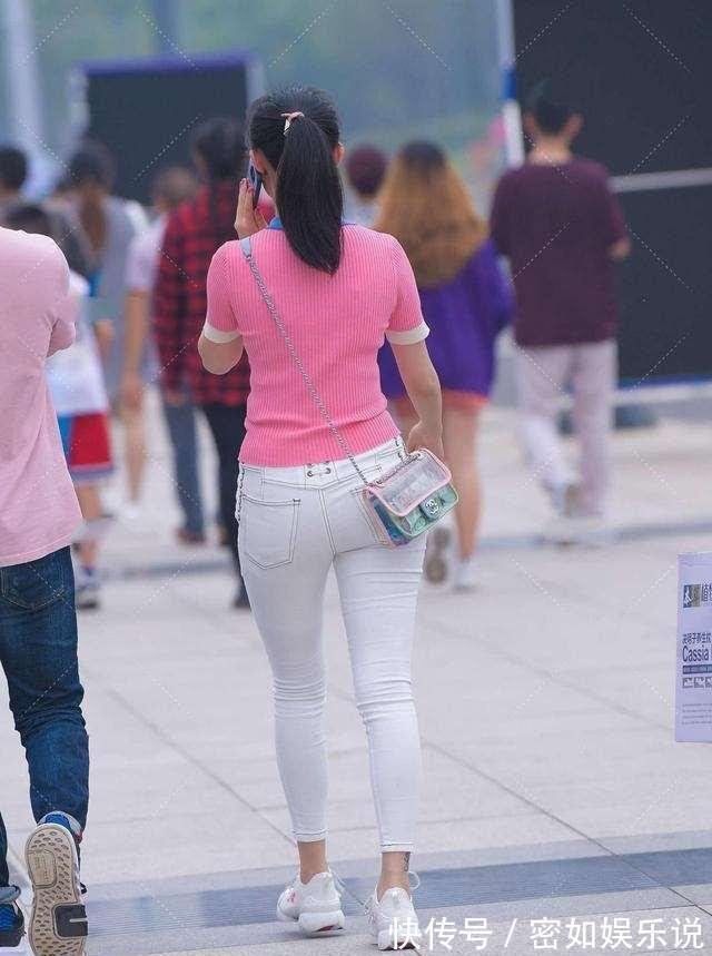 半身裤 粉色短袖搭白色打底裤，整体搭配很有质感，拥有满满的潮流气息