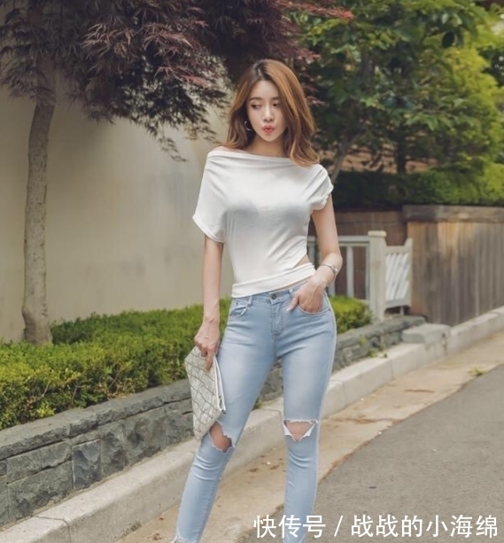 街拍|街拍：大长腿美女白色T恤搭配灰白紧身牛仔裤时尚有气质