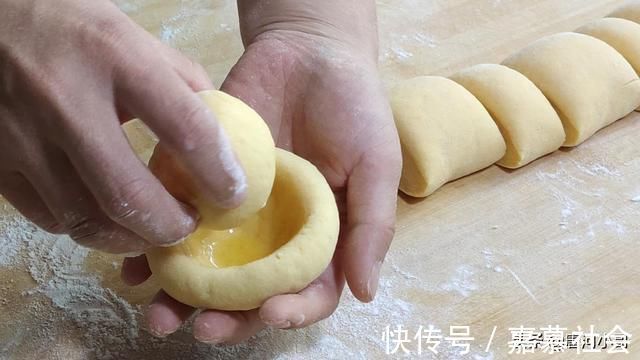 玉米面最好吃做法,开水锅里一倒,瞬间变美味,全家老小都爱吃