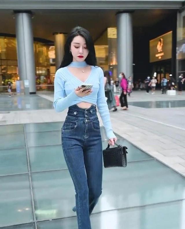 喇叭|时尚：针织衫搭配喇叭牛仔裤，清爽靓丽有格调，时尚大气又高级